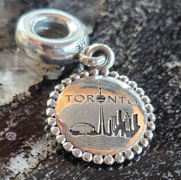 PANDORA Toronto Canada Vacation Travel Dangle - Picture 1 of 4
